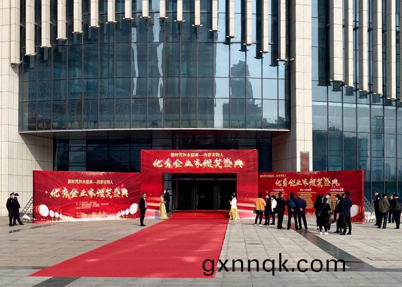 熱烈(lie)祝賀(he)董事(shi)長鄧(deng)明(ming)利先生評選爲 年度(du)“十佳(jia)成(cheng)長(zhang)型企業(ye)傢(jia)”