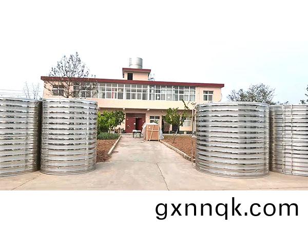 鄭(zheng)州(zhou)圓(yuan)形(xing)不鏽(xiu)鋼(gang)水箱(xiang)