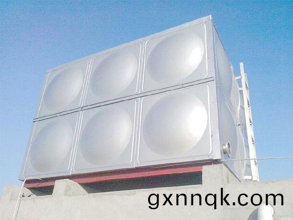 不鏽鋼(gang)保溫(wen)水(shui)箱廠傢