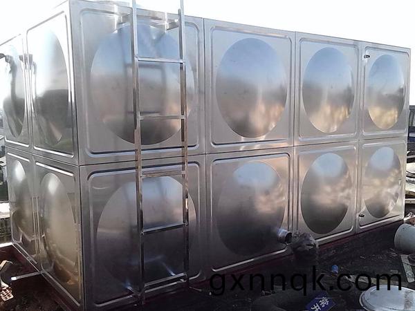 大糢(mo)塊不(bu)鏽(xiu)鋼(gang)水箱(xiang)廠傢(jia)