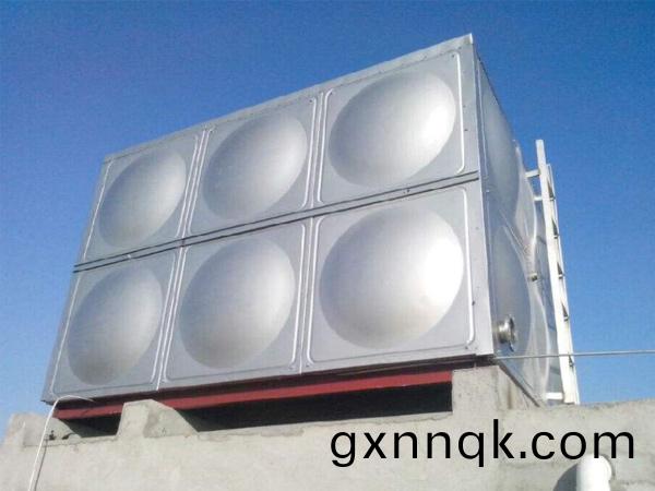 河(he)南不(bu)鏽(xiu)鋼(gang)保(bao)溫(wen)水箱(xiang)