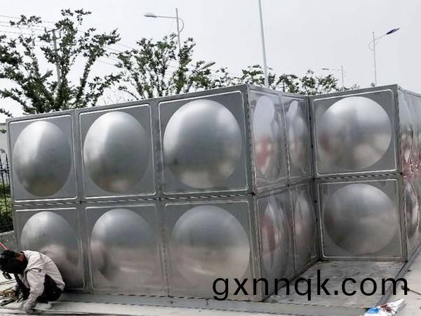 鄭州不鏽(xiu)鋼(gang)水箱(xiang)廠傢(jia)