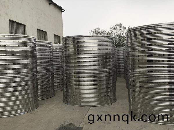 圓形(xing)不鏽(xiu)鋼(gang)水(shui)箱批(pi)髮廠傢