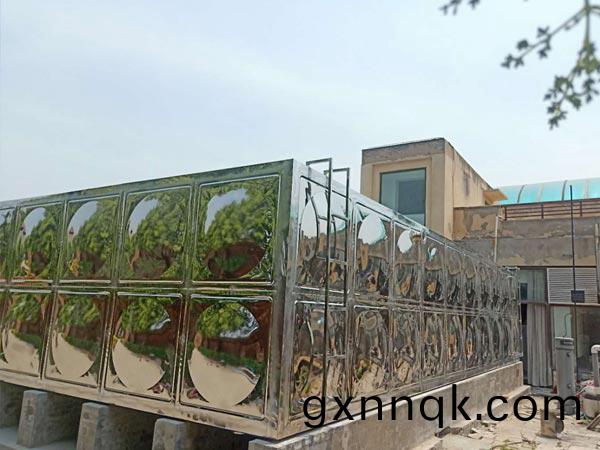 大糢塊(kuai)不鏽鋼(gang)水箱(xiang)