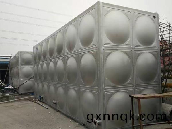 河南不(bu)鏽(xiu)鋼大(da)糢塊(kuai)水(shui)箱(xiang)