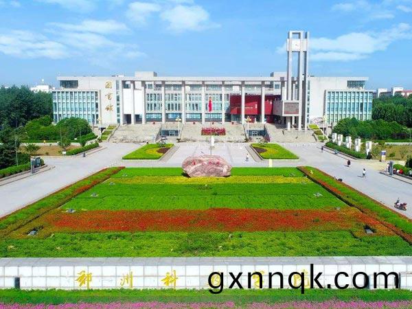 學(xue)校(xiao)不(bu)鏽(xiu)鋼(gang)水(shui)箱安(an)裝(zhuang)