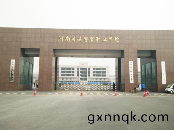 學校(xiao)不(bu)鏽(xiu)鋼水箱(xiang)安(an)裝(zhuang)