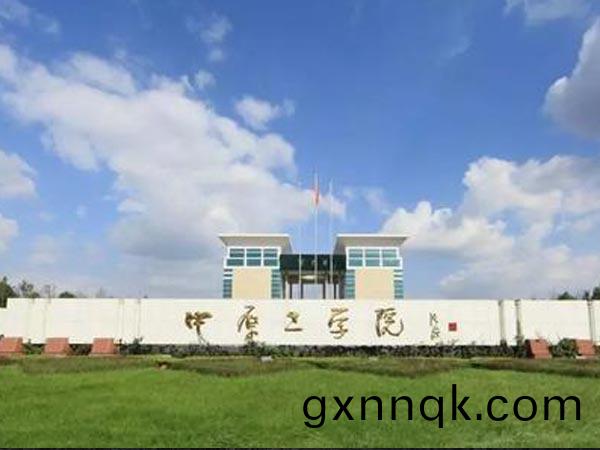 學(xue)校不(bu)鏽(xiu)鋼(gang)水箱價(jia)格