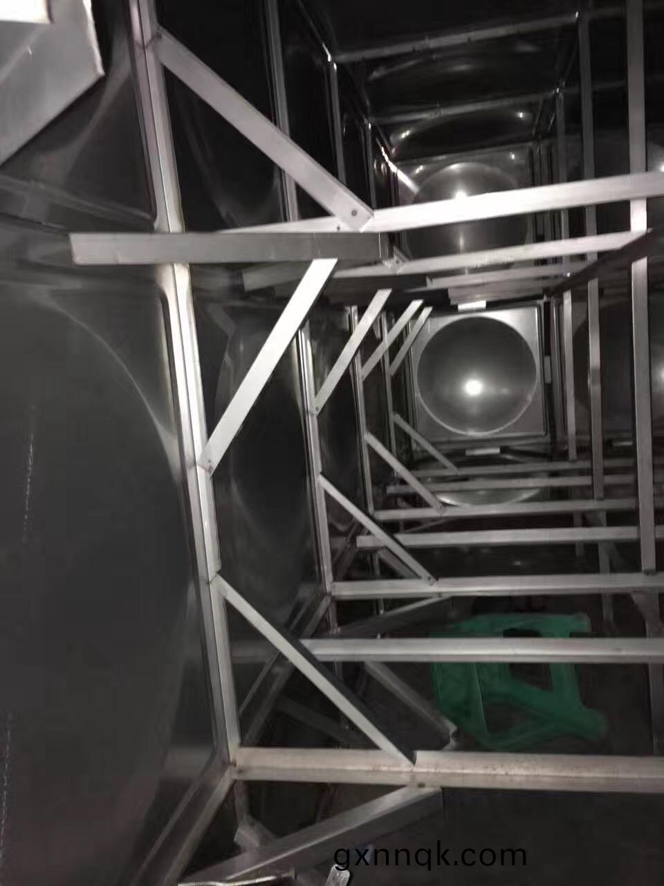 鄭州(zhou)不(bu)鏽(xiu)鋼消(xiao)防水箱