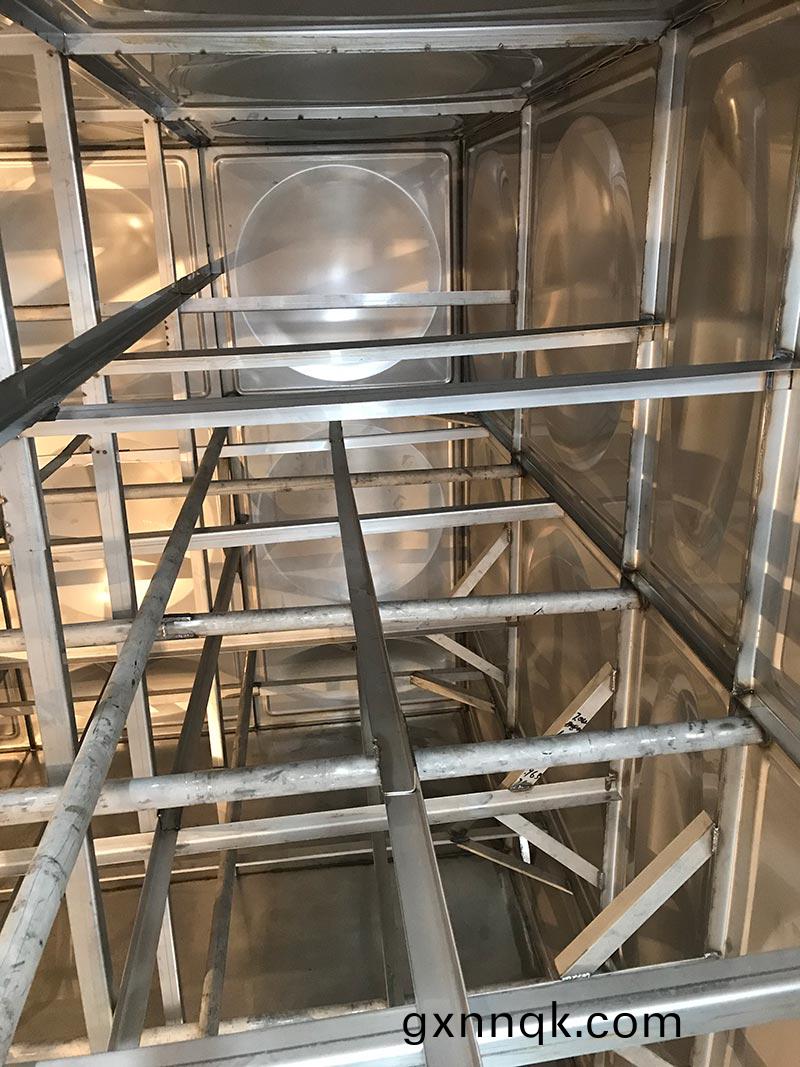 不(bu)鏽(xiu)鋼(gang)保溫水箱廠傢(jia)