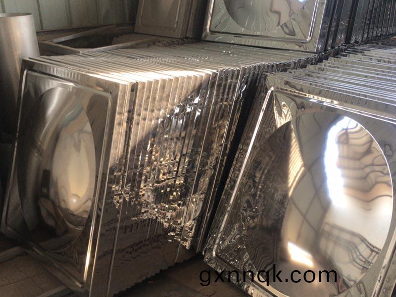 河(he)南(nan)不(bu)鏽(xiu)鋼(gang)水箱(xiang)廠(chang)