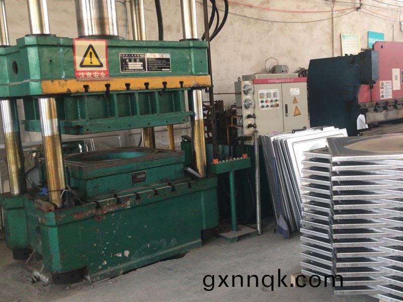 鄭州不(bu)鏽(xiu)鋼水(shui)箱設(she)備(bei)