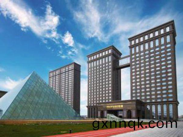 不(bu)鏽(xiu)鋼水(shui)箱(xiang)安裝(zhuang)廠傢